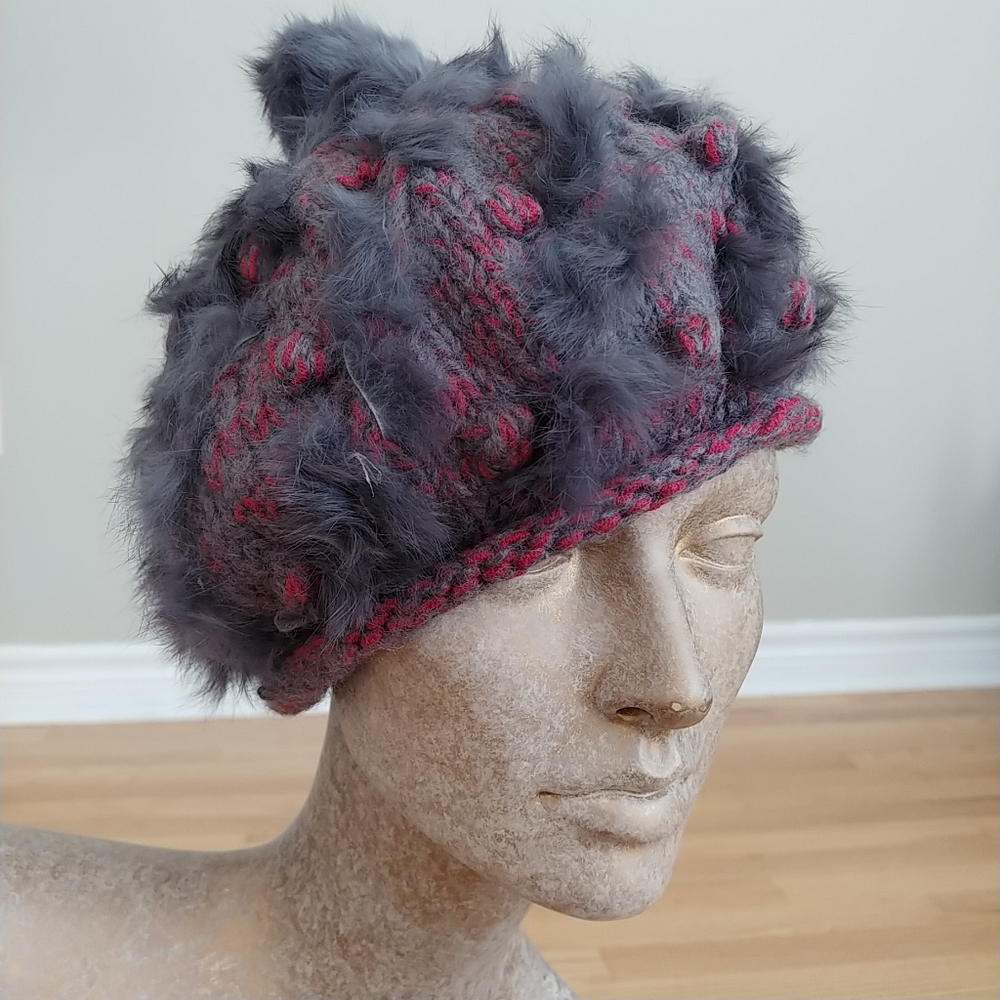 Knit beret with fur pom